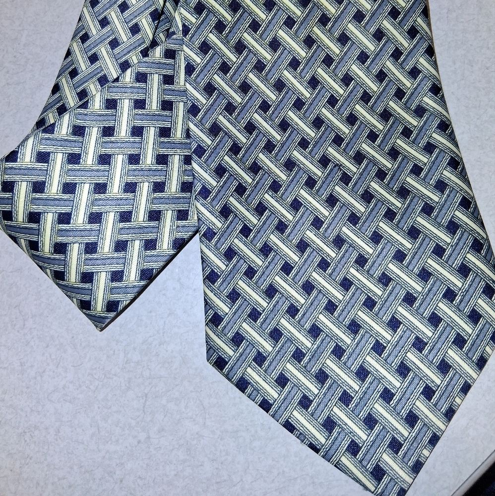 Elegant Woven Pattern Tie - Black and Gold